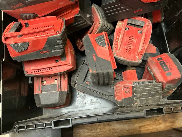 Partij diverse hilti gereedschap accu’s - afbeelding 4 van  5