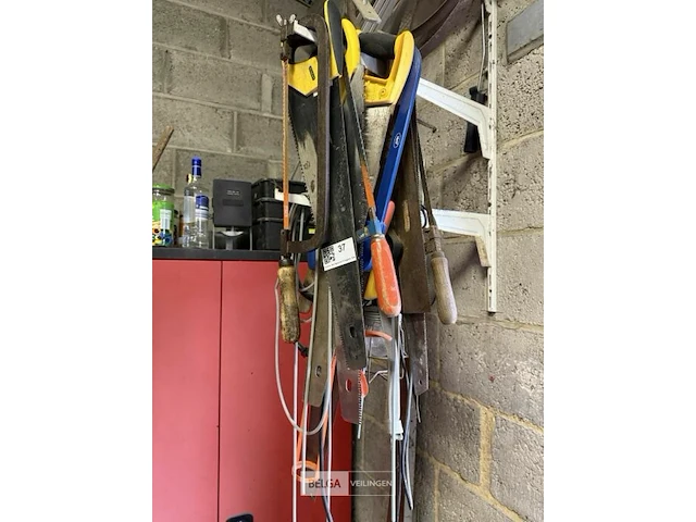 Partij diverse hout- en metaal handzagen. - afbeelding 1 van  2