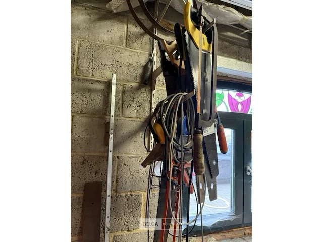 Partij diverse hout- en metaal handzagen. - afbeelding 2 van  2