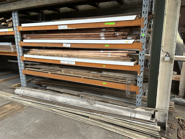 Partij diverse hout (inhoud rek) - afbeelding 1 van  8