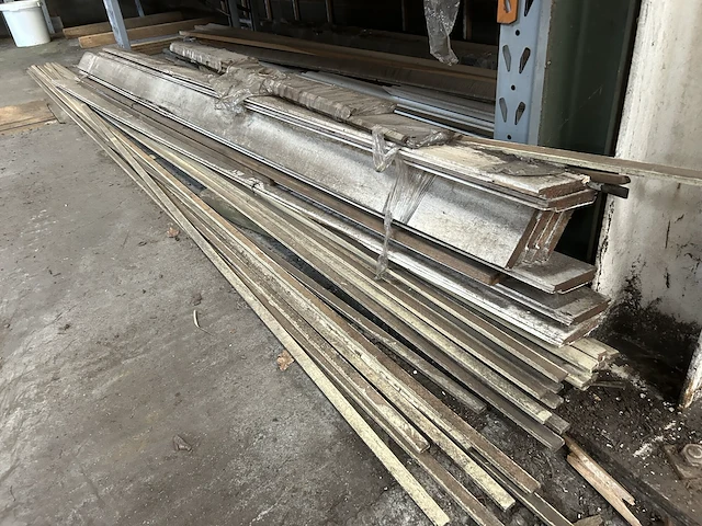 Partij diverse hout (inhoud rek) - afbeelding 6 van  8