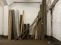 Partij diverse houten balken en planken - afbeelding 1 van  4