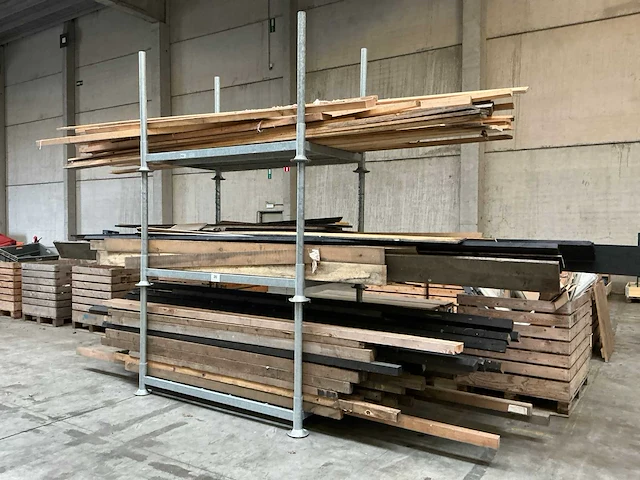 Partij diverse houten balken en planken - afbeelding 1 van  5