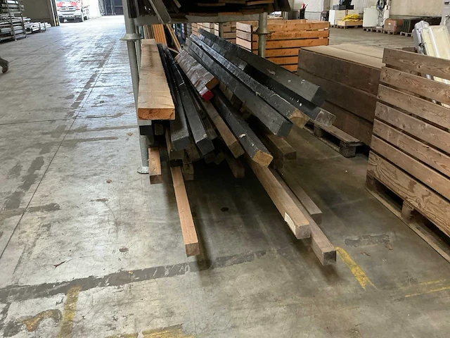 Partij diverse houten balken en planken - afbeelding 2 van  5