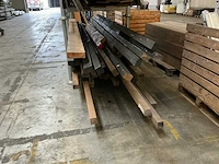 Partij diverse houten balken en planken - afbeelding 2 van  5