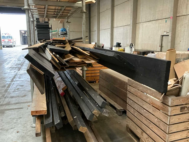 Partij diverse houten balken en planken - afbeelding 3 van  5