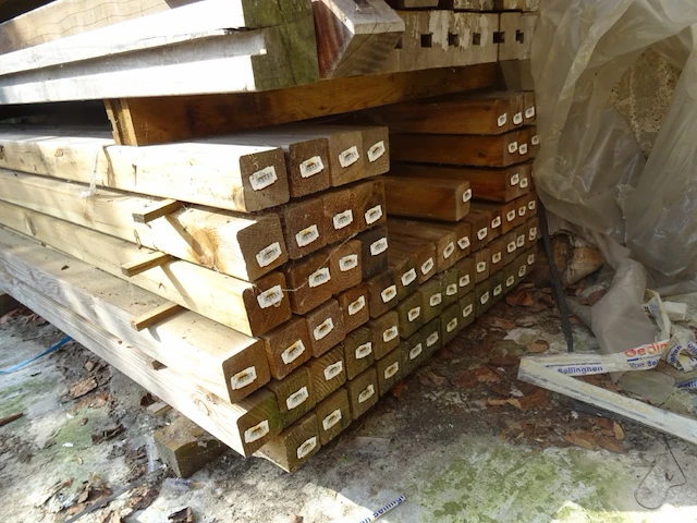 Partij diverse houten geschaafde tuinpalen - afbeelding 3 van  9