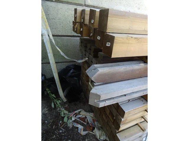 Partij diverse houten geschaafde tuinpalen - afbeelding 6 van  9