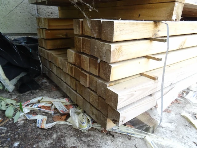 Partij diverse houten geschaafde tuinpalen - afbeelding 7 van  9