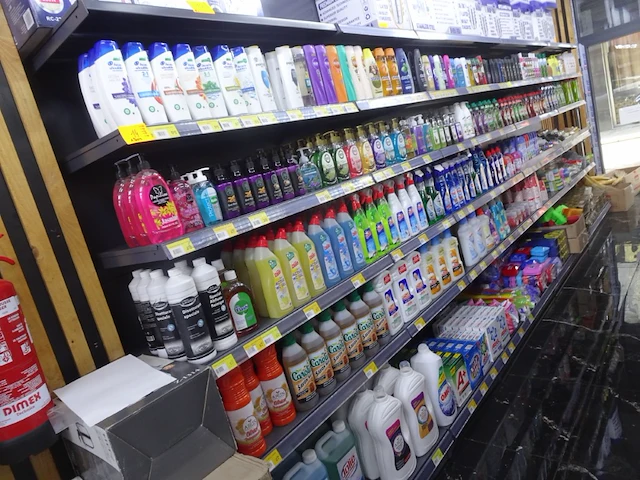 Partij diverse huishoudproducten en verzorgingsproducten - afbeelding 1 van  20