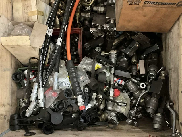 Partij diverse hydraulische koppelingen - afbeelding 2 van  3