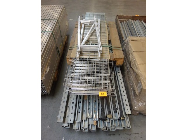 Partij diverse ijzerwaren - afbeelding 1 van  9