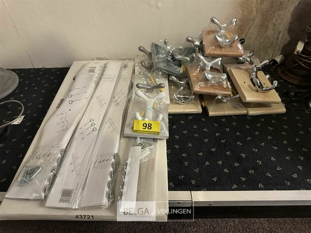 Partij diverse kapstokken - afbeelding 1 van  5