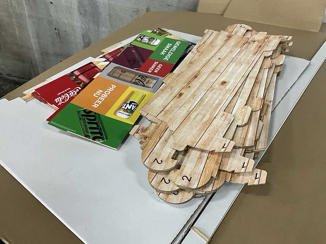 Partij diverse kartonnen displays en verpakkingen - afbeelding 4 van  20