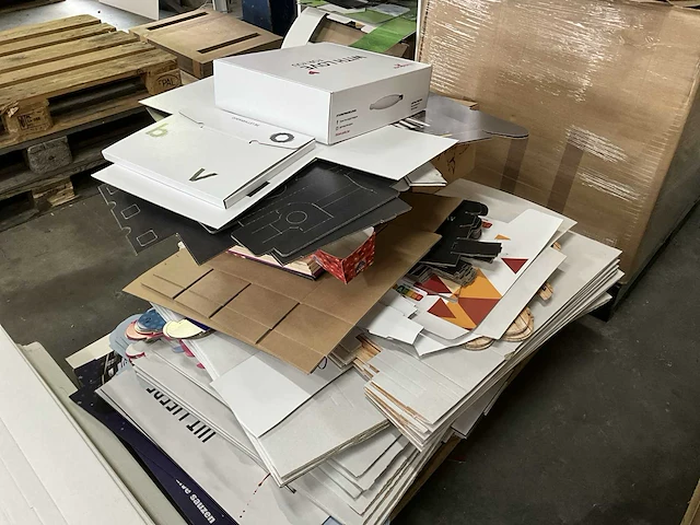 Partij diverse kartonnen displays en verpakkingen - afbeelding 5 van  20