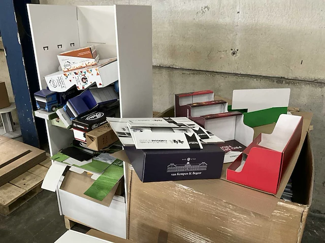 Partij diverse kartonnen displays en verpakkingen - afbeelding 6 van  20