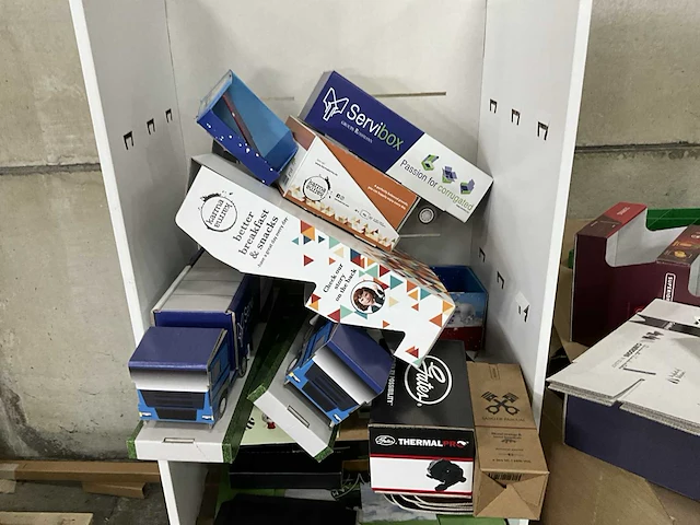 Partij diverse kartonnen displays en verpakkingen - afbeelding 7 van  20
