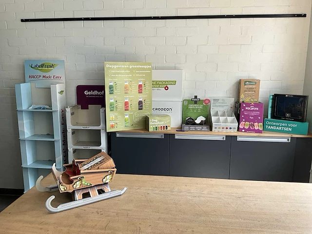 Partij diverse kartonnen displays en verpakkingen - afbeelding 13 van  20