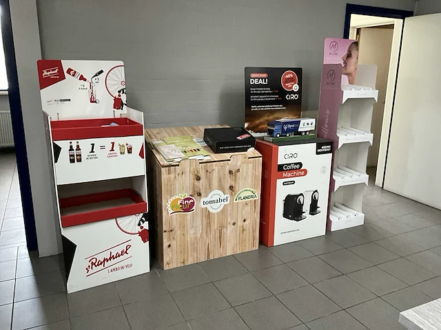 Partij diverse kartonnen displays en verpakkingen - afbeelding 15 van  20