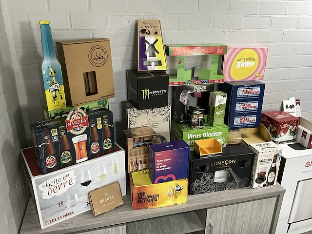 Partij diverse kartonnen displays en verpakkingen - afbeelding 16 van  20