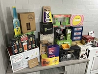 Partij diverse kartonnen displays en verpakkingen - afbeelding 16 van  20