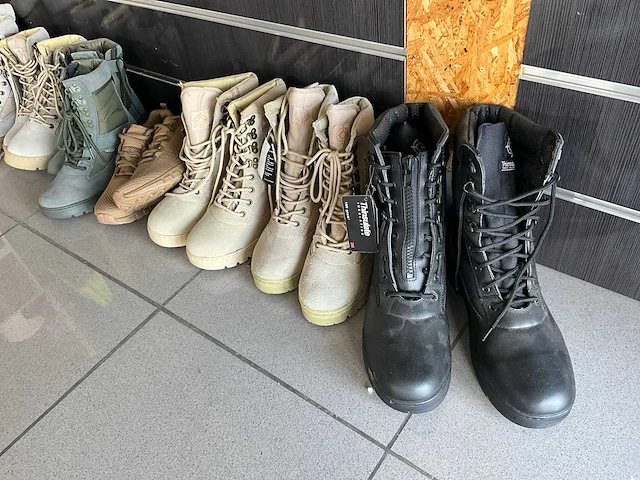Partij diverse laarzen, kniebescherming en accessoires (ca - afbeelding 1 van  7
