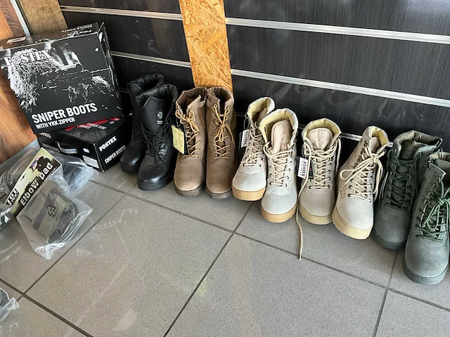 Partij diverse laarzen, kniebescherming en accessoires (ca - afbeelding 2 van  7