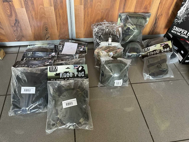 Partij diverse laarzen, kniebescherming en accessoires (ca - afbeelding 3 van  7