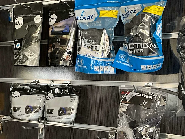 Partij diverse laarzen, kniebescherming en accessoires (ca - afbeelding 5 van  7