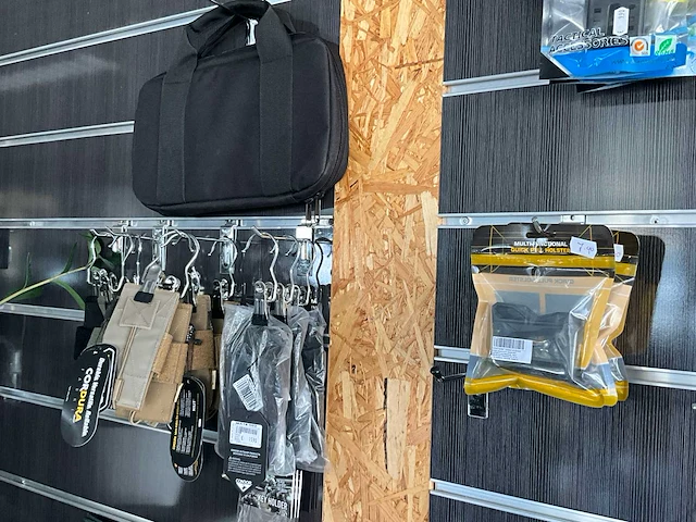 Partij diverse laarzen, kniebescherming en accessoires (ca - afbeelding 6 van  7