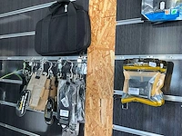 Partij diverse laarzen, kniebescherming en accessoires (ca - afbeelding 6 van  7