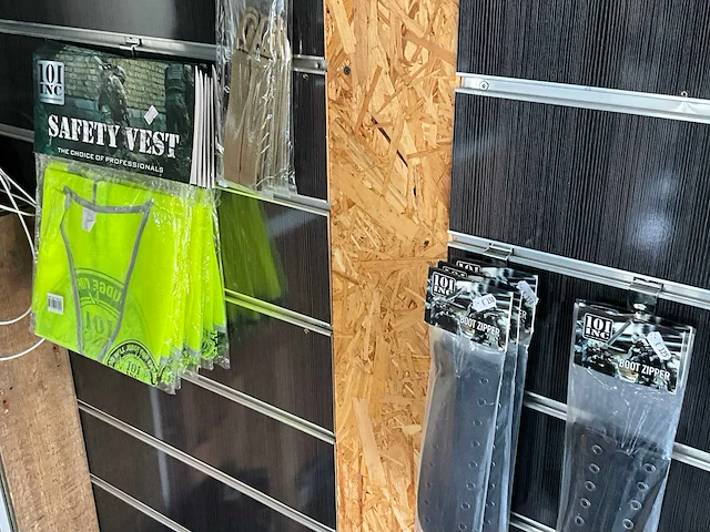 Partij diverse laarzen, kniebescherming en accessoires (ca - afbeelding 7 van  7