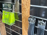 Partij diverse laarzen, kniebescherming en accessoires (ca - afbeelding 7 van  7