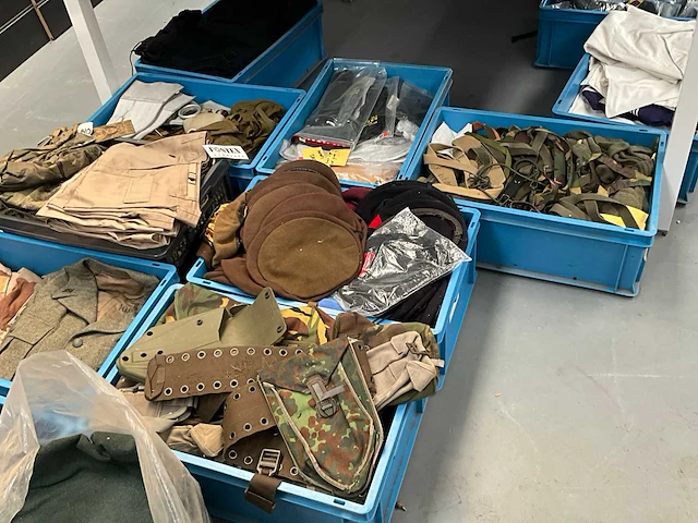Partij diverse legerkleding - afbeelding 1 van  10