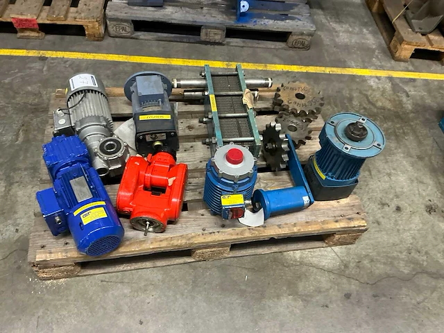 Partij diverse machineonderdelen - afbeelding 1 van  7