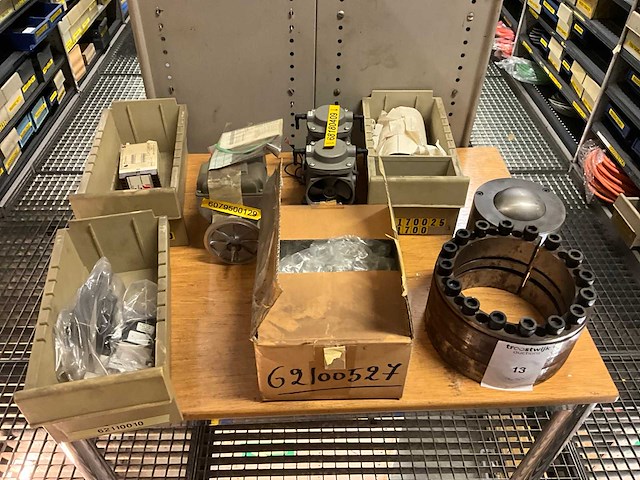 Partij diverse machineonderdelen - afbeelding 1 van  6