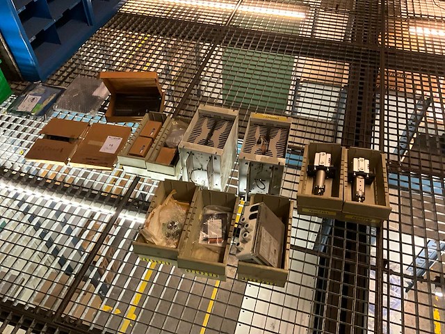 Partij diverse machineonderdelen - afbeelding 1 van  7