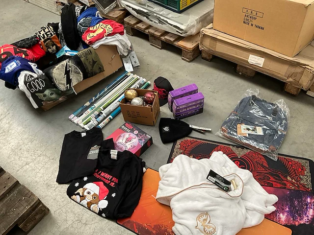 Partij diverse merchandise goederen - afbeelding 1 van  47