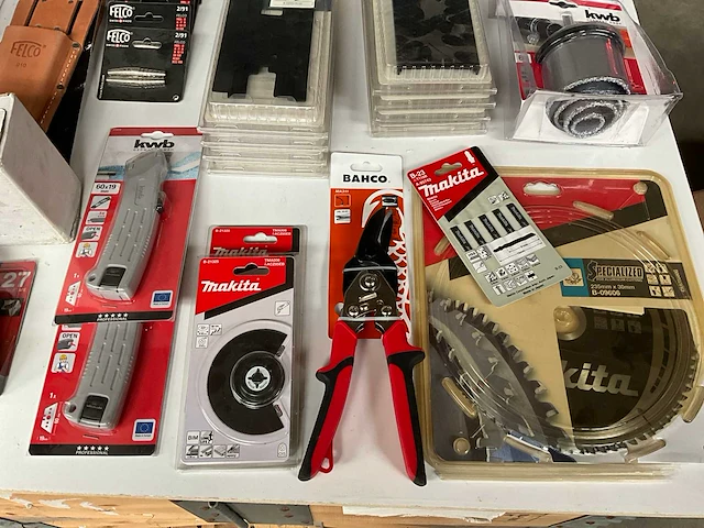 Partij diverse merken handgereedschap en accessoires - afbeelding 10 van  10