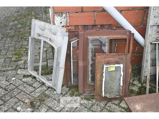 Partij diverse metalen dakramen - afbeelding 1 van  6