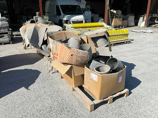 Partij diverse pvc hulpstukken (circa 120x) - afbeelding 1 van  7