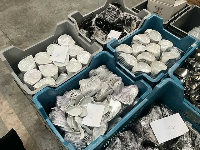 Partij diverse servies, glaswerk, tafelhoezen en bestek - afbeelding 4 van  17