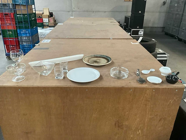 Partij diverse servies, glaswerk, tafelhoezen en bestek - afbeelding 1 van  17