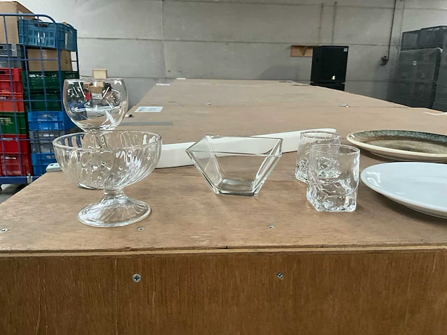 Partij diverse servies, glaswerk, tafelhoezen en bestek - afbeelding 10 van  17