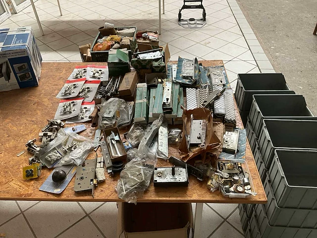 Partij diverse sluitwerken - afbeelding 1 van  7