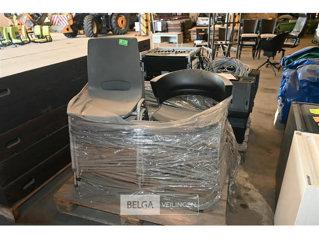 Partij diverse stapelstoelen - afbeelding 1 van  3