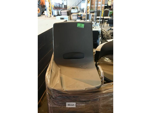 Partij diverse stapelstoelen - afbeelding 2 van  3