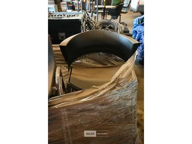 Partij diverse stapelstoelen - afbeelding 3 van  3