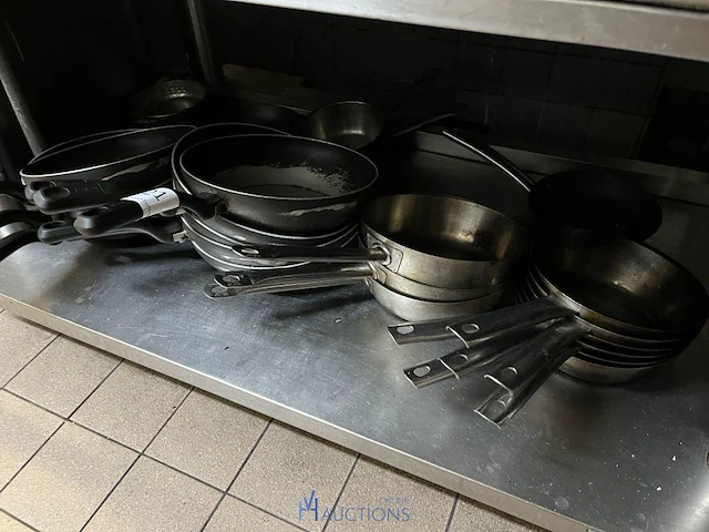 Partij diverse steelpannen - afbeelding 1 van  3
