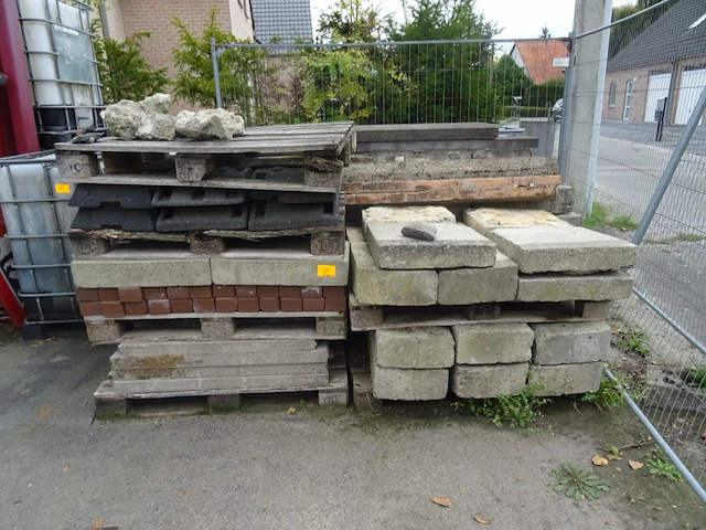 Partij diverse stenen/ betonblokken - afbeelding 1 van  4
